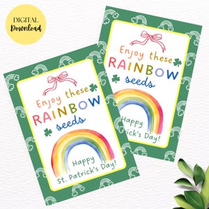 Peut inclure: Deux cartes de la Saint-Patrick avec une bordure verte et un intérieur blanc. Les cartes présentent un arc-en-ciel à l'aquarelle, le texte "Enjoy these RAINBOW seeds" et "Happy St. Patrick's Day!" en lettres colorées. Un cercle jaune dit "DIGITAL Download".