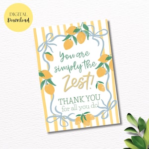 Puede incluir: Una tarjeta de descarga digital con un fondo a rayas amarillas y blancas. La tarjeta presenta un diseño de limón y hojas con el texto "You are simply the Zest! Thank you for all you do!" Un círculo amarillo con "DIGITAL Download" está en la parte superior izquierda.