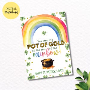 Op de afbeelding: Een witte keramische mok met een zwart handvat en de tekst "But First, Coffee" in een handschriftstijl. De mok staat op een wit oppervlak. De mok is ongeveer 10 cm hoog.