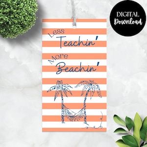 以下が含まれることがあります： オレンジと白のストライプが入った長方形のタグで、「Less Teachin' More Beachin'」の文字が入っています。テキストの下には、2本のヤシの木の間につるされたハンモックの青いイラストがあります。デジタルダウンロードグラフィックは右上隅にあります。