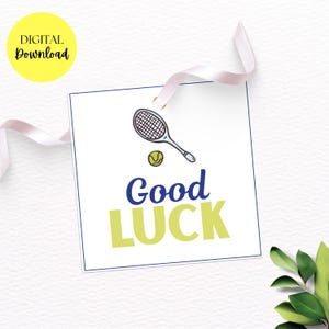 Puede incluir: Una etiqueta cuadrada blanca con una ilustración de raqueta y pelota de tenis, las palabras "Good Luck" en azul y verde lima. Un círculo amarillo con "DIGITAL Download" está en la esquina superior izquierda. Una cinta blanca está adjunta.