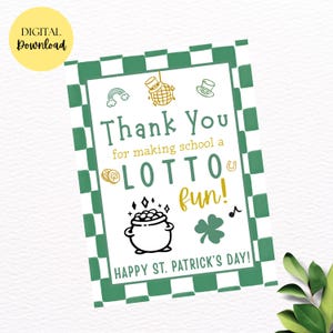Puede incluir: Tarjeta digital descargable del Día de San Patricio con un borde a cuadros verdes y blancos. La tarjeta presenta el texto "Thank You for making school a LOTTO fun!" junto con ilustraciones temáticas del Día de San Patricio, incluyendo un pote de oro y un trébol.