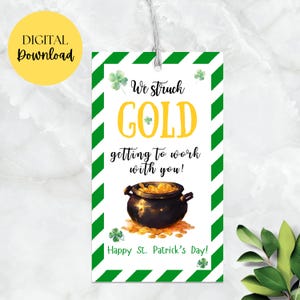 Może przedstawiać: Drukowana etykieta prezentowa w zielono-białe paski z garnkiem złota i tekstem "We struck GOLD getting to work with you! Happy St. Patrick's Day!"