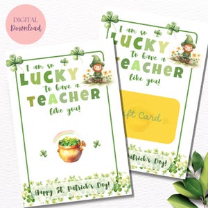 Può includere: Due biglietti per la festa di San Patrizio con la scritta "I am so LUCKY to have a TEACHER like you!" e un'illustrazione di un folletto. Un biglietto ha un pentolone d'oro e un arcobaleno. L'altro biglietto ha un'area per la carta regalo gialla. Le parole "Happy St. Patrick's Day!" sono in basso.