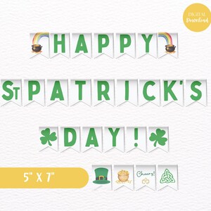 Può includere: Un banner per la festa di San Patrizio con le parole "HAPPY St. Patrick's DAY!" in lettere verdi su bandierine bianche. Il banner include immagini di arcobaleni, pentole d'oro, trifogli, un cappello da folletto e una pentola d'oro. Il banner misura 12,7 cm x 17,8 cm.