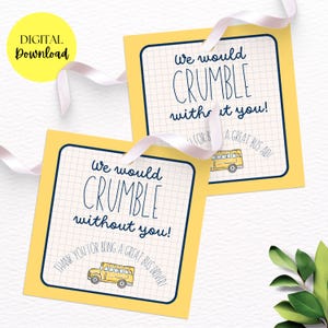 Puede incluir: Dos etiquetas de regalo amarillas con el texto "We would crumble without you!" y una ilustración de autobús escolar. Las etiquetas tienen un fondo de cuadrícula blanca y están atadas con una cinta blanca. Las palabras "Digital Download" están en un círculo amarillo.