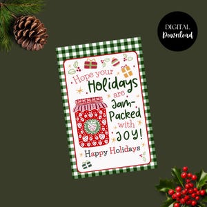 Puede incluir: Una tarjeta de descarga digital con temática navideña con un borde a cuadros verde y blanco. La tarjeta presenta una ilustración de un tarro de mermelada y el texto "Hope your Holidays are Jam-Packed with Joy! Happy Holidays."