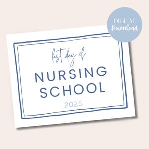 以下が含まれることがあります： 青い枠線と「last day of NURSING SCHOOL 2026」のテキストが入った白い長方形のプリント。右上には「DIGITAL Download」と書かれた青い円があります。
