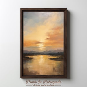 Peut inclure: Une peinture représentant un coucher de soleil sur un lac, avec des montagnes en arrière-plan. Le ciel est un mélange d'orange, de jaune et de rose, et l'eau reflète les couleurs du ciel. Les montagnes sont en silhouette contre le ciel.