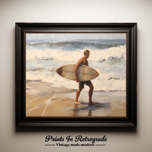 Op de afbeelding: Een ingelijst schilderij van een persoon die over een strand loopt met een surfboard onder de arm. De persoon draagt ​​een korte broek en heeft kort bruin haar. Het strand is zanderig en de zee is blauw met witte golven.