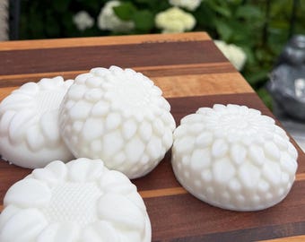 Conjunto de 4 sabonetes de leite de cabra com aroma de gardênia.
