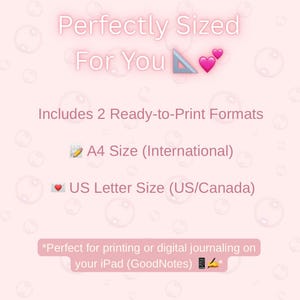 Pu&ograve; includere: Una grafica rosa chiaro con testo bianco che recita: Perfectly Sized For You, Includes 2 Ready-to-Print Formats, A4 Size (International), US Letter Size (US/Canada) e *Perfect for printing or digital journaling on your iPad (GoodNotes)*.