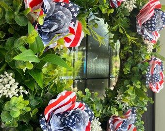 Corona de rosas patrióticas / Corona floral con la bandera estadounidense / Decoración del 4 de julio / Corona roja, blanca y azul para la puerta principal / Corona veraniega de estilo americano