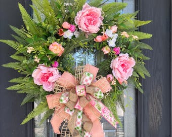 Corona de peonías rosas de primavera / Decoración para la puerta principal de estilo rústico / Corona floral de vid con helechos / Lazo rústico de arpillera / Adorno para puerta de jardín campestre