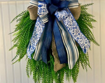 Blå och vit blommig rosettkrans | Dörrhängare i lantlig stil | Vår- och sommardekor till ytterdörren | Rustik krans av säckvävband |