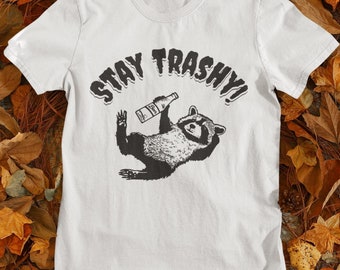 Bleiben Sie trashiges betrunkenes Waschbär-T-Shirt, lustiges Vintage Art-Shirt eines Waschbären, der ein Bier trinkt, Waschbär-Shirt, Waschbär-Trash-T-Shirt.