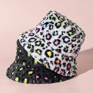 Y2K Fluffig Leopard Bucket Hat | Neon Regnbågsfärgad Djurtryck Fuskpäls | Rave Festival Accessoarer | Maximalistisk Vinterhatt | Harajuku-stil