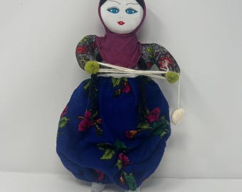 Boneca Soganli turca vintage de 33 cm representando uma mulher tecendo fios em um vestido étnico tradicional.