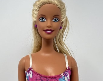 Lalka Barbie z Hawajów, Mattel Vintage z 1998 r., w kolorze blond, z niebieskimi oczami i kwiatowym strojem kąpielowym