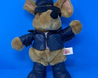 Peluche di Sugar Loaf Mouse da 11 pollici, completo da motociclista color beige e blu, occhiali da sole, vintage 1995