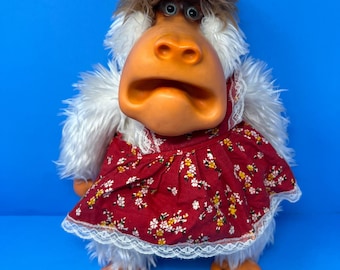 Peluche vintage Gund da 30 cm, babbuino bianco con faccia in gomma e grembiule floreale rosso, anni '70.