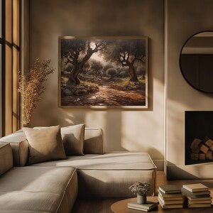 Pode incluir: Uma pintura de um caminho ensolarado atrav&eacute;s de um bosque de &aacute;rvores. O caminho &eacute; feito de pedra e leva a uma clareira na floresta. As &aacute;rvores s&atilde;o oliveiras com folhas verdes e troncos marrons. A pintura &eacute; emoldurada em uma moldura marrom e pendurada em uma parede em uma sala de estar.