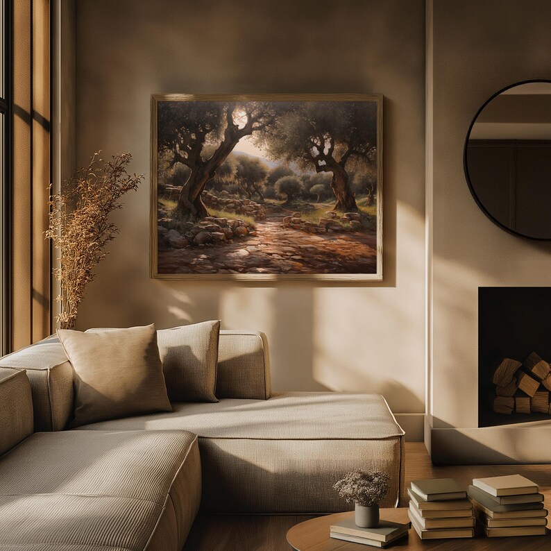 Pode incluir: Uma pintura de um caminho ensolarado atrav&eacute;s de um bosque de &aacute;rvores. O caminho &eacute; feito de pedra e leva a uma clareira na floresta. As &aacute;rvores s&atilde;o oliveiras com folhas verdes e troncos marrons. A pintura &eacute; emoldurada em uma moldura marrom e pendurada em uma parede em uma sala de estar.