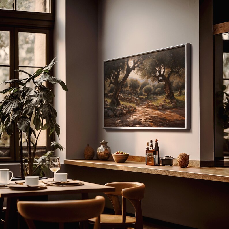 Pode incluir: Uma pintura de paisagem emoldurada que representa um caminho atrav&eacute;s de um bosque de &aacute;rvores. A pintura est&aacute; pendurada em uma parede de uma sala de jantar com uma mesa e cadeiras de madeira. H&aacute; garrafas e copos sobre a mesa.