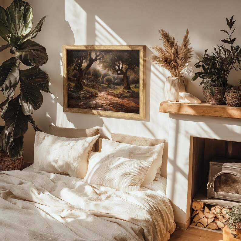 Pode incluir: Um conjunto de roupa de cama de linho bege com uma pintura de paisagem emoldurada de uma cena de floresta acima da cama. A cama est&aacute; em um quarto com uma lareira e uma prateleira de madeira com um vaso de grama de pampas seca.