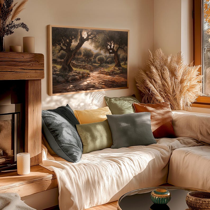 Pode incluir: Uma sala de estar com um sof&aacute; bege, uma variedade de almofadas em tons de verde, marrom e bege, e uma pintura de paisagem emoldurada acima do sof&aacute;. O sof&aacute; est&aacute; coberto com uma manta branca e h&aacute; uma mesa pequena na frente com uma tigela decorativa.