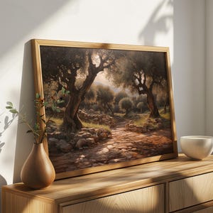 Pode incluir: Uma pintura emoldurada de um caminho ensolarado atrav&eacute;s de um bosque de oliveiras. O caminho &eacute; feito de pedra e leva a uma colina distante. As &aacute;rvores s&atilde;o verdes e marrons, e a luz do sol projeta longas sombras no ch&atilde;o.