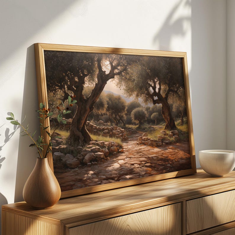 Pode incluir: Uma pintura emoldurada de um caminho ensolarado atrav&eacute;s de um bosque de oliveiras. O caminho &eacute; feito de pedra e leva a uma colina distante. As &aacute;rvores s&atilde;o verdes e marrons, e a luz do sol projeta longas sombras no ch&atilde;o.