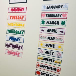 Maanden van het jaar en dagen van de week Afdrukbare labels - kalenderdecor klaslokaal - prikbordkaarten van 8 x 2 inch - printklare pdf 8,5 x 11 inch