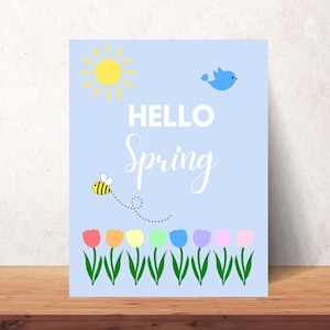 Puede incluir: Una tarjeta azul con el texto "Hello Spring" en blanco. La tarjeta presenta un sol amarillo, un pájaro azul, una abeja y una fila de tulipanes coloridos.