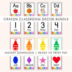 Può includere: Un set di schede educative per la classe con lettere A-D, numeri 1-4, nomi di colori con grafiche di pastelli e forme come ovale, diamante, stella e cuore. Il testo CRAYON CLASSROOM DECOR BUNDLE e INSTANT DOWNLOAD | READY TO PRINT PDF è chiaramente visibile.
