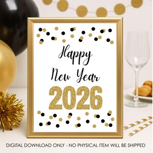 Peut inclure: Impression encadrée avec bordure dorée, affichant "Happy New Year 2026" en noir et paillettes dorées. Des confettis noirs et dorés ornent le haut et le bas. Ballons et décorations de fête en arrière-plan.