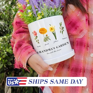 Personalized Grandma&#39;s Garden Flower Pot, Birth Month Flower Gift for Grandma, Mom, or Daughter, Perfect for Mother&#39;s Day Gift, Plant Pot