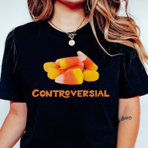 Umstrittenes Candy Corn Shirt, lustiges Halloween T-Shirt, ironisches Halloween T-Shirt, gruselige Saison Shirt, lustiges Candy Corn Unisex Kurzarm T-Shirt