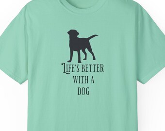 perro, la vida es mejor, amante de los perros, regalo para amante de los perros, Labrador, amante del laboratorio, colores cómodos, buena calidad, unisex, camiseta teñida en prenda
