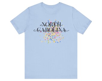 Camiseta de manga corta, Carolina del Norte, Caroling del Norte, confeti, colores, amantes de Carolina del Norte, regalo para los amantes de Carolina del Norte, camiseta divertida, regalo para ella, regalo para él, viajes,
