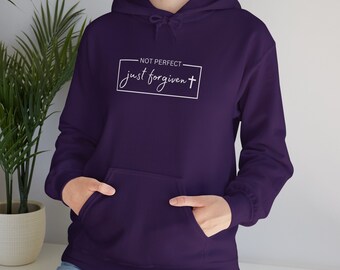 Może przedstawiać: Ciemnofioletowa bluza z kapturem z przednią kieszenią i sznurkiem. Biały tekst brzmi "NOT PERFECT - just forgiven +" w białym prostokącie. Bluza wykonana jest z miękkiego materiału.