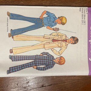 Könnte beinhalten: Vintage Simplicity Schnittmuster 7282 für Jungenkleidung. Das Muster zeigt Illustrationen von drei Outfits: ein Jeanshemd und Jeans, eine beige Jacke und Hose sowie ein kariertes Hemd und Hose. Größe 7, Brust 66cm, Taille 58cm.