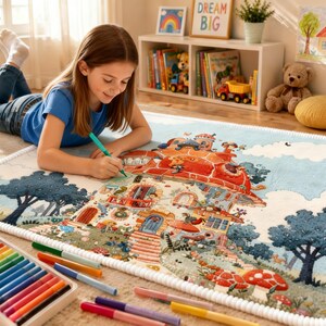 Pode incluir: Um tapete retangular com uma ilustração detalhada e colorida de uma casa com telhado vermelho, rodeada por árvores, cogumelos e um céu azul. O tapete tem uma borda trançada branca e está rodeado por vários marcadores coloridos.