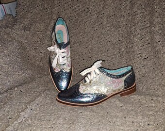 IRREGULAR CHOICE-Float Away-Tooled Oil Slick Oxfords-Embroidery-Sz 43-Near Mint