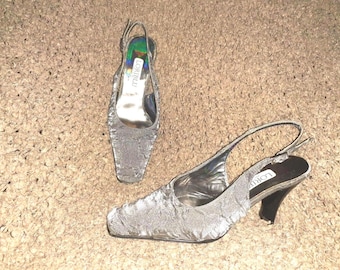 LORIBLU-Crushed Silk Silver Slingbacks-Leather Lining/Sole-Sz 34.5-4.5-Near Mint