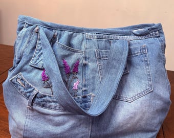Geüpcycleerde denim draagtas met handborduurontwerp met lavendelbloem