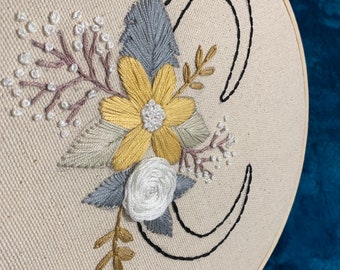 Bloemenborduurwerk letter C: unieke hoepelkunst van 8 inch
