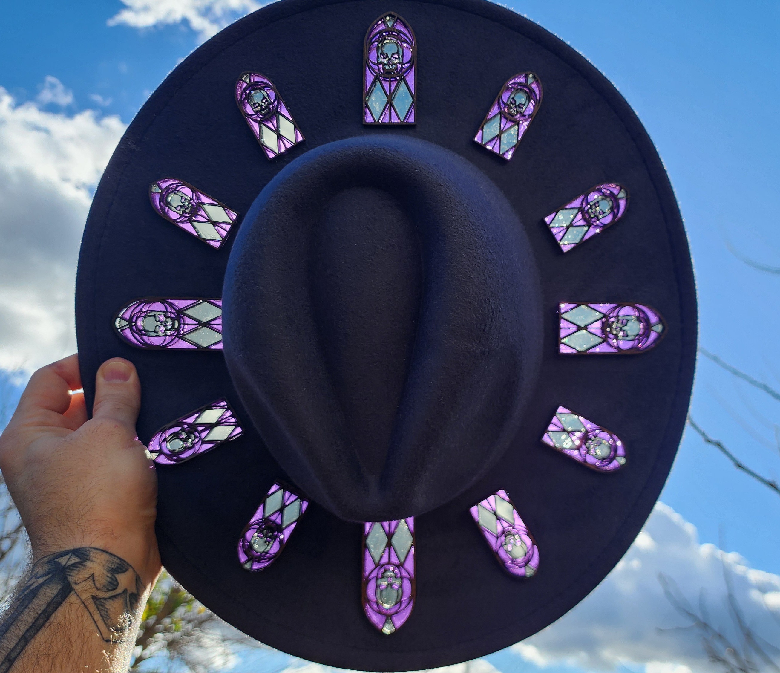Customizable Stained Glass Skull Hat – Gothic Fashion  display picture 3