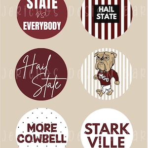 Puede incluir: Un conjunto de seis pegatinas circulares con diseños en granate y blanco. El texto incluye STATE VS. EVERYBODY, HA!L STATE, Hail State, MORE COWBELL y STARK V!LLE. Una pegatina muestra un bulldog con una camiseta granate de MSU y pantalones cortos blancos.