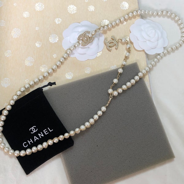 Autentica collana Chanel Classic con perle lunghe in cristallo CC oro chiaro a 2 luci